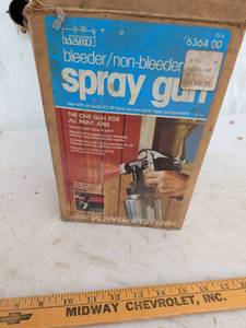 lot 691 image: Montgomery Ward BleederNon-Bleeder Spray Gun Model 6364 Air Power System
