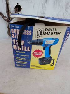 lot 726 image: Drill Master 38 Inch Cordless Drill 12V Model 46442 Keyless Chuck