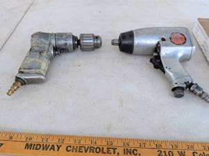 lot 737 image: 2 Pneumatic Air Impact Tools Angle Drill Wrench