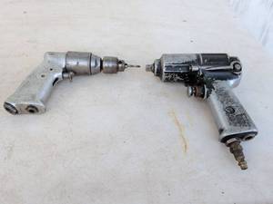 lot 738 image: 2 Pneumatic Air Drills Pistol Grip with Chuck