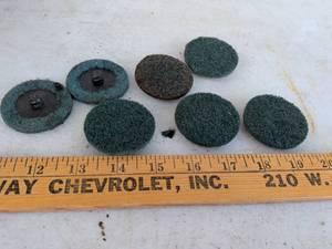 lot 750 image: Surface Conditioning Discs 2 inch Lot 7 Pieces Roloc Mount