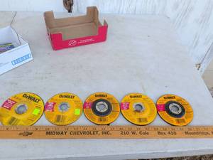 lot 757 image: DeWALT 4.5 Metal Grinding and Cutting Wheels Type 27 Lot of 5