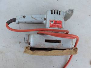lot 781 image: Black & Decker U-140 Utility Finishing Sander 115V