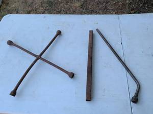 lot 789 image: Lot of 4 Hand Tools - Cross Wrenches and Chisels
