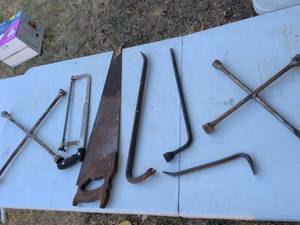 lot 790 image: Lot of 7 Hand Tools Hacksaw, Pry Bars, Nail Pullers, Cross Wrench