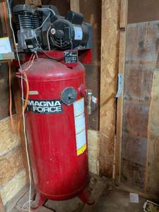 lot 829 image: Magna Force 60 Gallon Single Stage Air Compressor 12.3 CFM 40 PSI