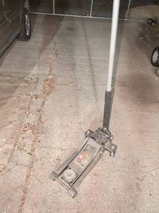 lot 835 image: Floor Jack 2.5 Ton Hydraulic