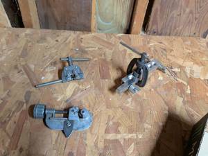 lot 861 image: Lot of 3 Pipe Cutters and Vises Hand Tools