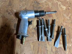 lot 863 image: Air Chisel Tool with 11 Chisels and Bits Set