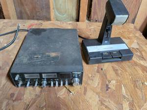 lot 870 image: President Convoy II CB Radio with Realistic Amplified Dynamic Microphone