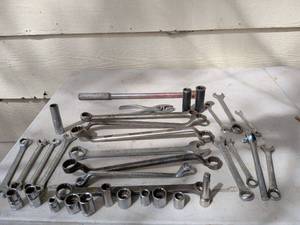lot 899 image: Hand Tools Lot Wrenches Sockets Pliers Torque Wrench Set 40 Pieces