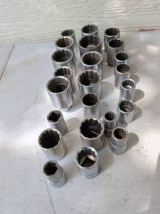 lot 913 image: Socket Set 24 Piece Assorted Sizes Metric Standard Drive