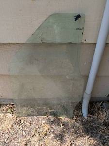 lot 933 image: Automotive Door Window Glass Panel