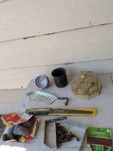 lot 935 image: Mixed Lot Speedometer Gauge, Glass Panel Light Fixture, Wiper Blade, Steel Wool, Sanding Discs & More