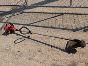 lot 952 image: Homelite S-27G String Trimmer with Curved Shaft