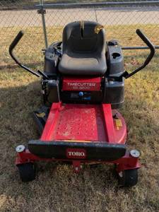 lot 959 image: Toro TimeCutter SS3200 Zero-Turn Riding Mower