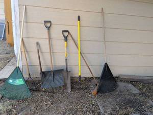 lot 962 image: Garden Hand Tools Lot 6 Pieces Shovels Rakes Spades