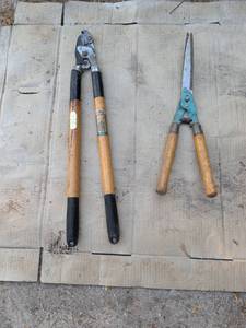 lot 963 image: 2 Lopper Tools and 1 Hedge Shear Lot