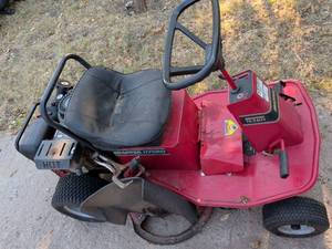 lot 967 image: Snapper 1438H Hydro Riding Mower 38 inch