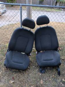 lot 968 image: Vehicle Front Seat Set with Headrests 2 Seats Black