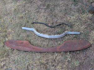 lot 979 image: Guard and piece of a metal bumper on a very old car