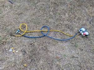 lot 981 image: Refrigeration Manifold Gauge Set with Yellow and Blue Hoses