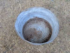 lot 985 image: Galvanized Metal Washtub with Lid Approximately 22 Inches