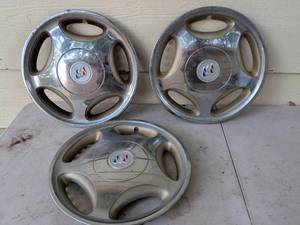 lot 1014 image: Buick Hubcaps Wheel Covers with Tri-Shield Emblem Set of 3