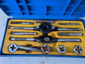 lot 1021 image: Threadkit Threading Set Vermont American Corporation Tap Die Kit