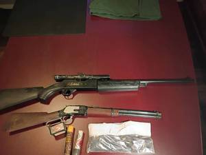 lot 914 image: Daisy Eagle BB Pellet Gun and Winchester by Mattel with BBs
