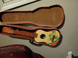 lot 923 image: Ukulele from Hawaii with Case