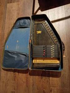 lot 929 image: Auto Harp by Oscar Schmidt and Co.  Comes with case