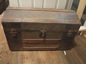 lot 940 image: Wooden Truck.  19 x 30 x 16. Missing side handles