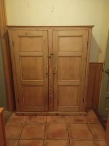 lot 962 image: 1900s Pine Cabinet.  59 x 51 x 12