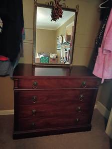 lot 977 image: Kittinger 4 Drawer Dresser with Decorative Mirror, not attached.   Dresser 35 x 44 x 21.   Mirror 40 x 25.