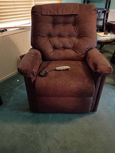 lot 985 image: Pride Lift Chair.  WORKS 44 x 36 x 38 in