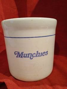 lot 1015 image: Munchies crock
