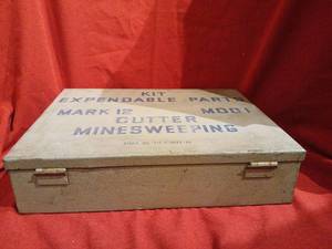 lot 1033 image: Box with assorted accessories
