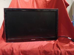 lot 1034 image: Samsung SyncMaster 227HD 22 inch HDTV Monitor