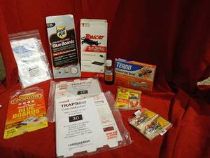 lot 1053 image: Pest Control Trap and Glue Board Lot -