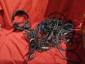 lot 1070 image: Mixed Audio Cable Lot with headphones