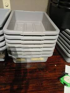 lot 1084 image: Light gray Plastic Food Service Bus Tubs 7-Count Lot 20x15x5