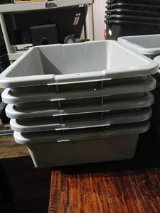 lot 1085 image: Light grat Plastic food bus Bins 5 Count 21x17x7