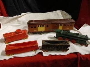 lot 1114 image: Lionel Lines 1767 Passenger Car with 2 Freight Cars and Locomotive and caboose Set