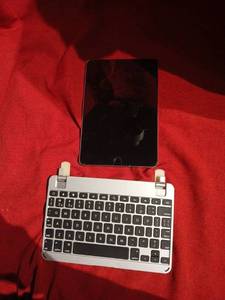 lot 1121 image: Apple ipad l Tablet with Wireless Keyboard needs charged no cord
