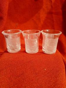 lot 1127 image: Vintage Lalique Les Enfants Frosted shot  Glasses  with cherub Embossed Design