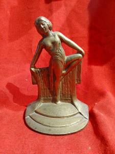 lot 1132 image: Vintage Figurine Female book end only one
