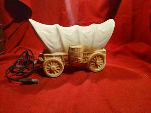 lot 1145 image: Covered Wagon Novelty Lamps needs lighbulb unkown if works