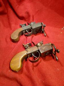 lot 1148 image: Dunhill Flintlock pistol table lighters