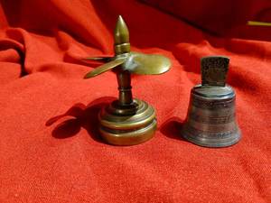 lot 1165 image: Vintage brass paper weight and engraved metal bell